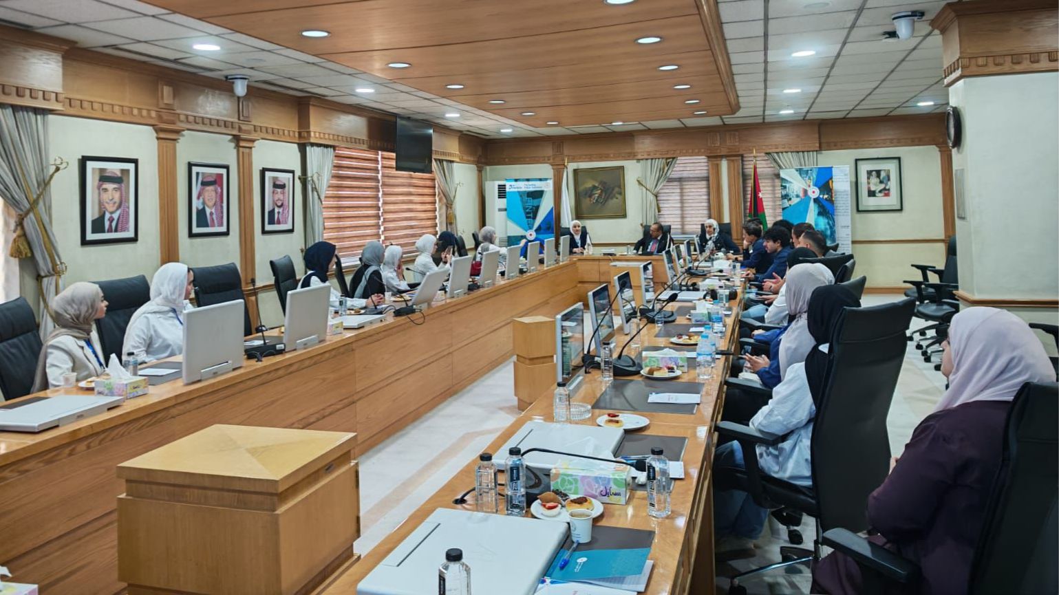 طلبة التكنولوجيا المالية في جامعة فيلادلفيا يطّلعون على أحدث الابتكارات وأنظمة الدفع الإلكترونية في البنك المركزي الأردني